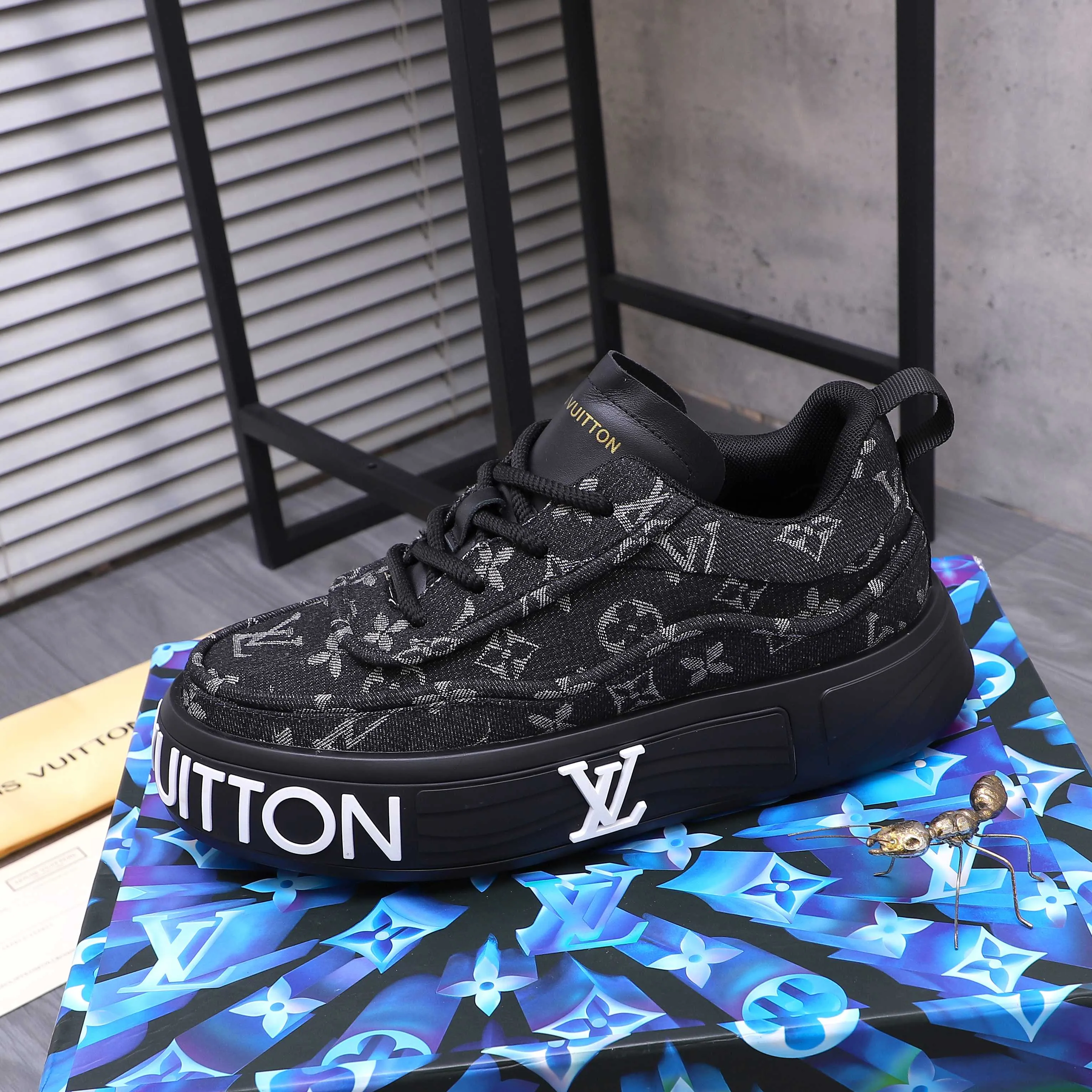 Men's shoes 💰560 Product trademark: LV [Louis Vuitton] casual shoes, regular size. Size: 38-46 (38.45.46 is custom-made and non-returnable) Product materials: Selected breathable denim woven upper, cowhide insole, mesh lining, original outsole